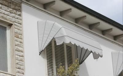 Finestra con tenda a cappottina