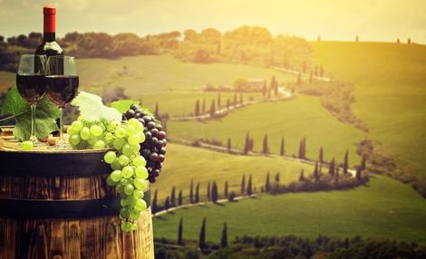Bottiglia di vino con calici