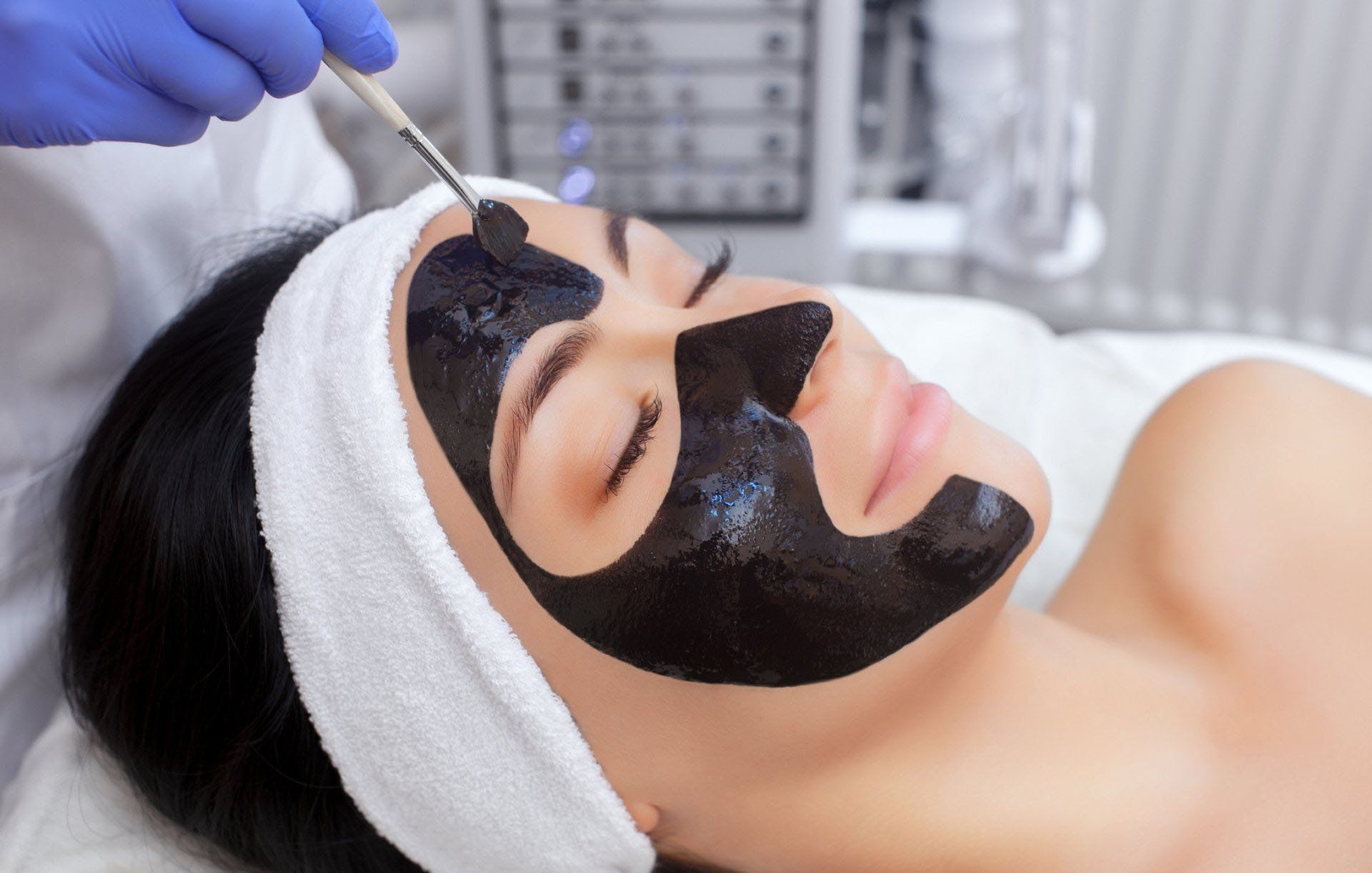 applying face pack