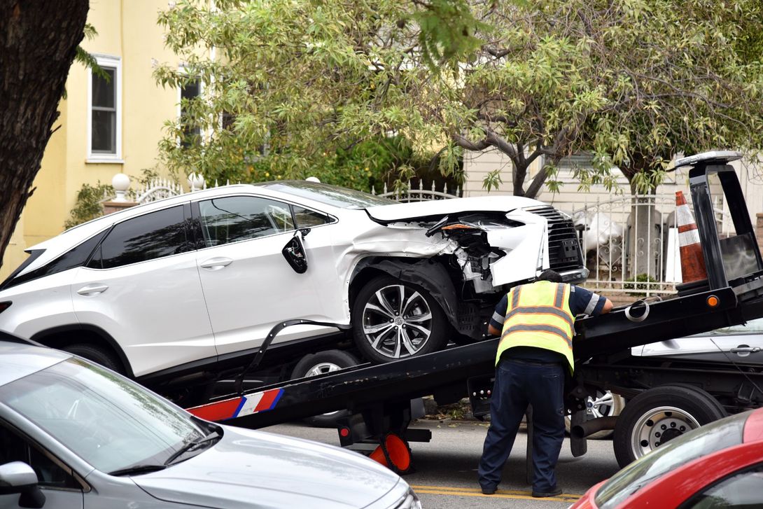 addetti durante il recupero di una vettura incidentata