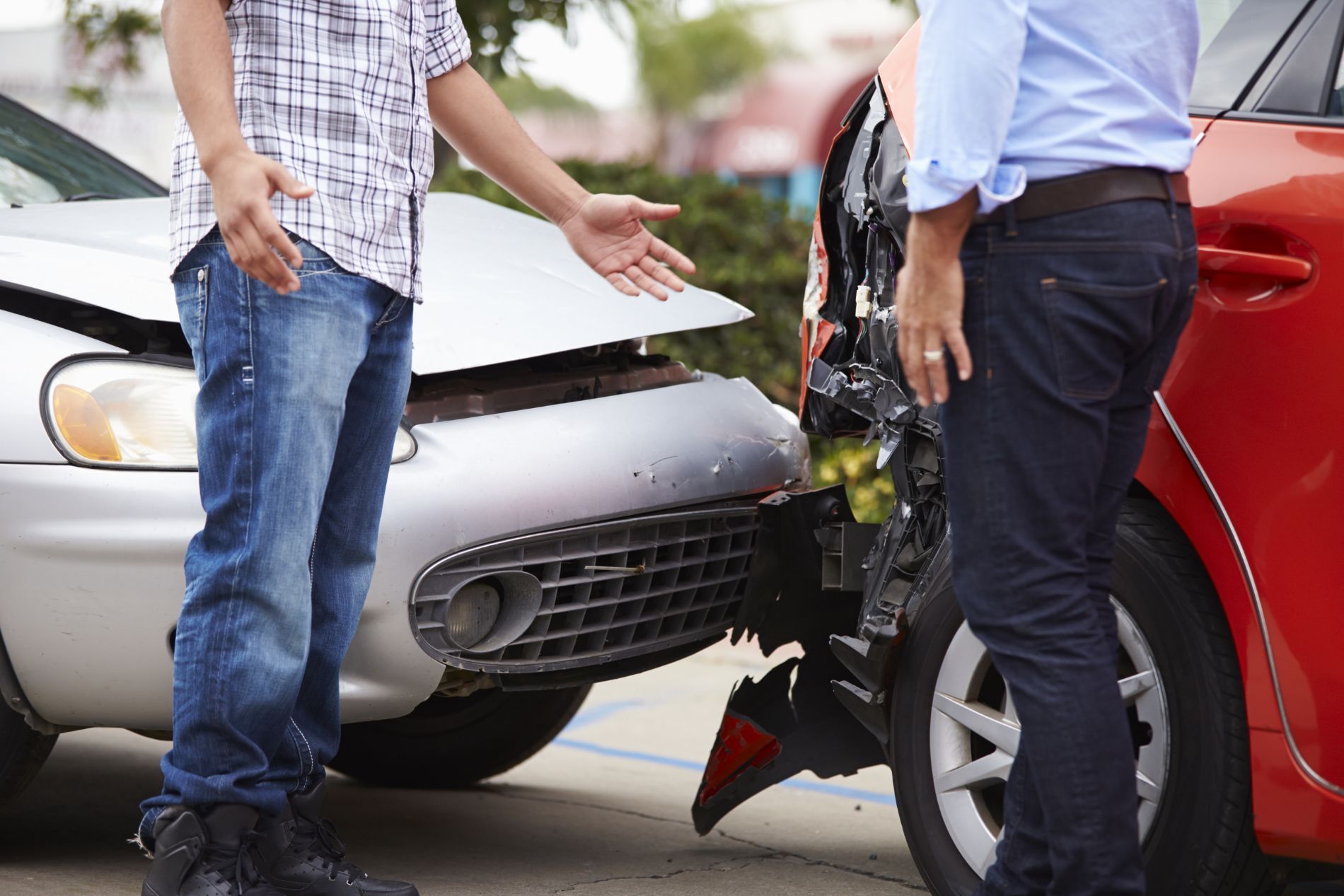 automobilisti che discutono dopo un incidente
