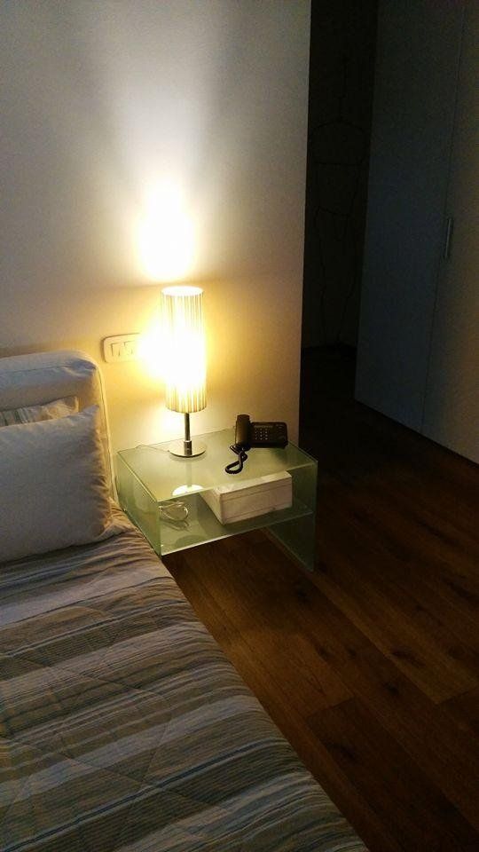 comodino in vetro