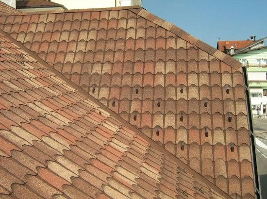 un tetto di una casa con tegole canadesi