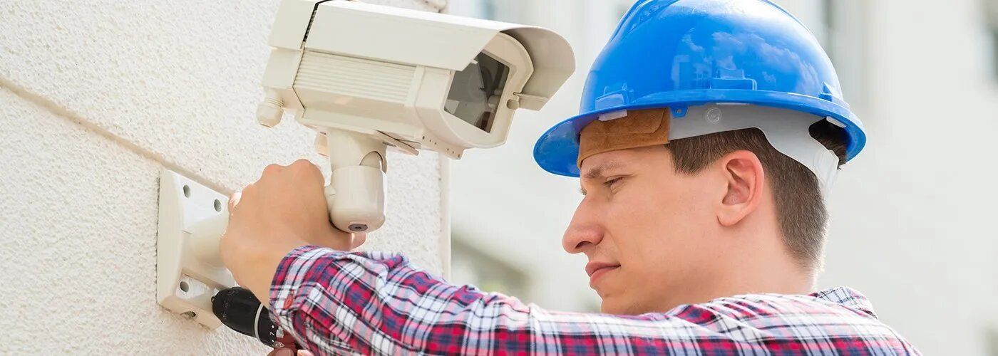 tecnico durante l'installazione di una telecamera di videosorveglianza