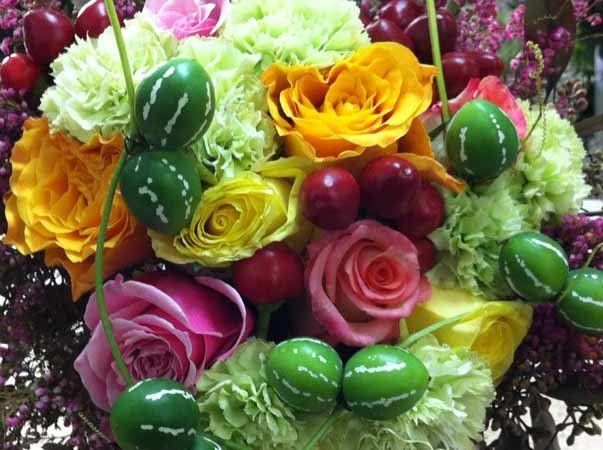 composizione di fiori per decorare la tavola