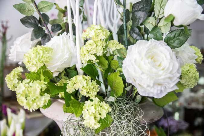 composizione di fiori bianchi per cerimonie