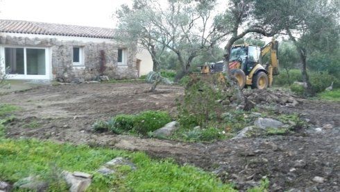 mezzo in un terreno agricolo durante una lavorazione