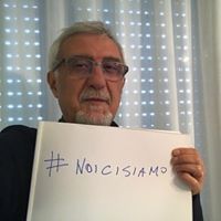 Un uomo tiene in mano un cartello con la scritta noi cisiamo.