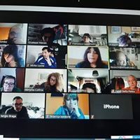 Un gruppo di persone sta effettuando una videochiamata sullo schermo di un computer.