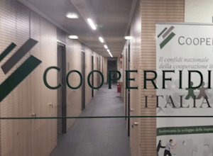 Un corridoio con un cartello che dice cooperfidi italia