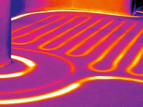 immagine viola e rossa con aree illuminate