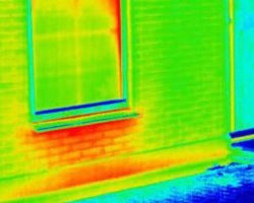 finestra e muro di colore analizzati per cercare perdite d'acqua