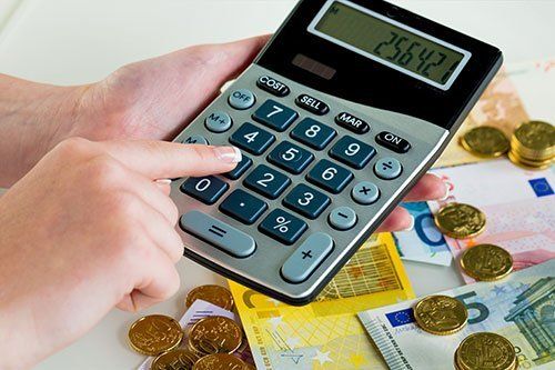 Calcolatrice e monete e banconote
