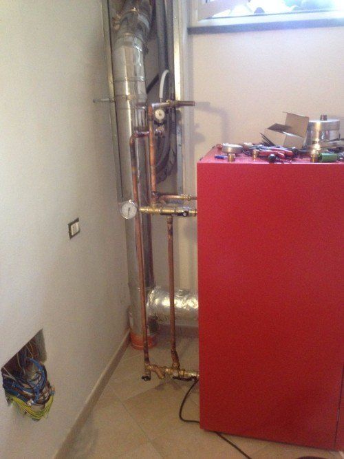Impianto di riscaldamento in fase di montaggio