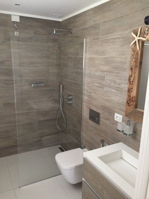 Bagno con vano doccia e sanitari in ceramica