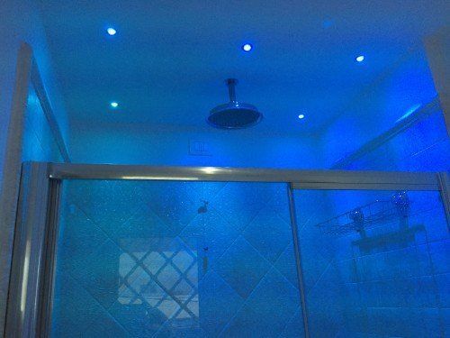 Bagno con luce blu