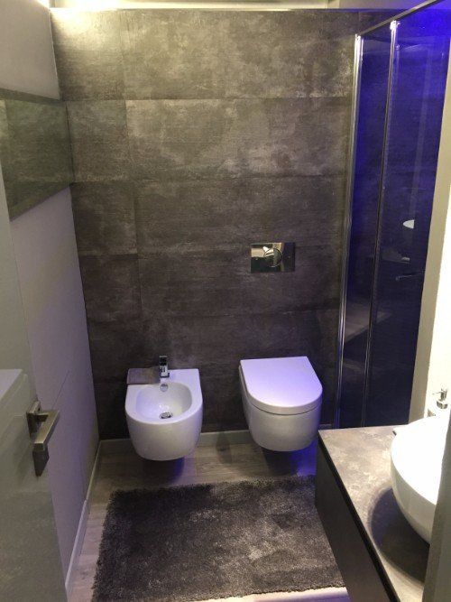 Bagno in pietra e sanitari in ceramica