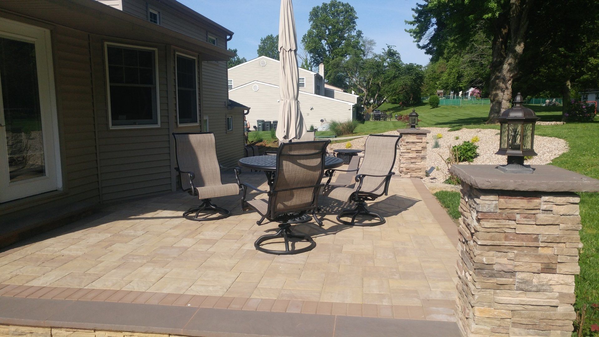 Sedona bristol stone with brown brick border
