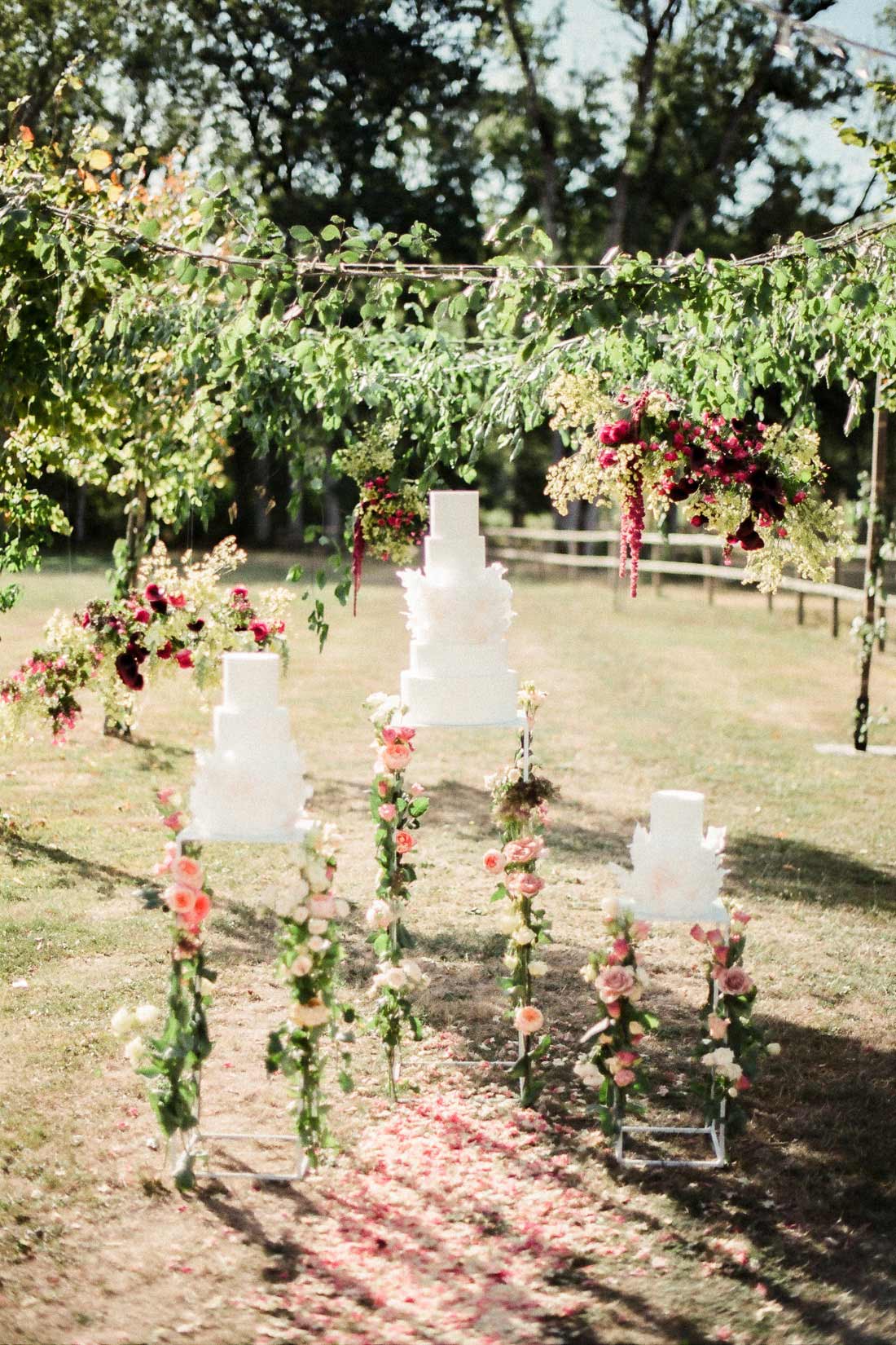Décoration florale de mariage dans les jardins du Château de Varennes