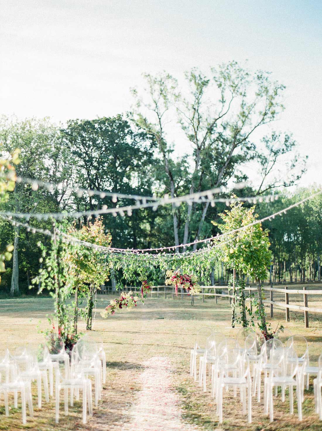 Décoration extérieure de mariage dans les jardins du Château de Varennes