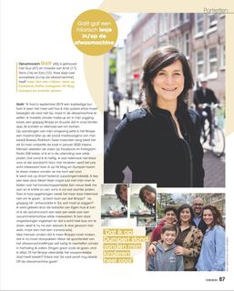Galit lacht buiten, met tekst op een tijdschriftpagina; familiefoto's eronder.