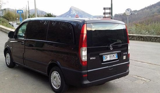 un monovolume Mercedes Vito per il noleggio con conducente a Cava De' Tirreni