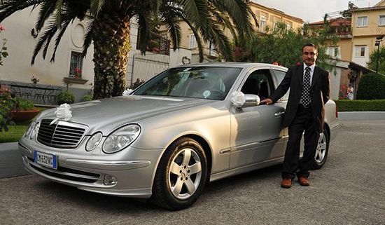 Auto Mercedes a noleggio durante una cerimonia a Cava De'Tirreni