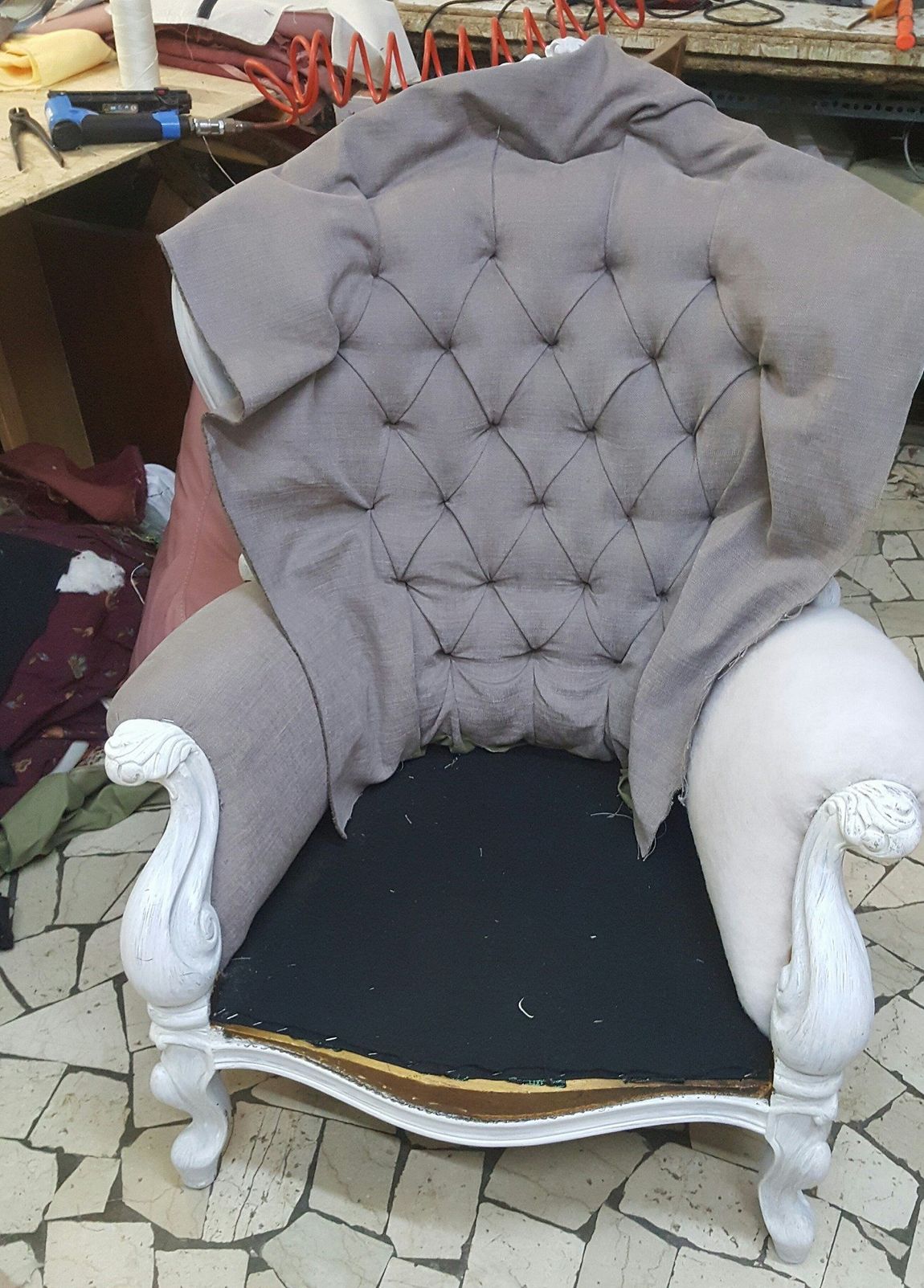 poltrona imbottita e rivestita con velluto