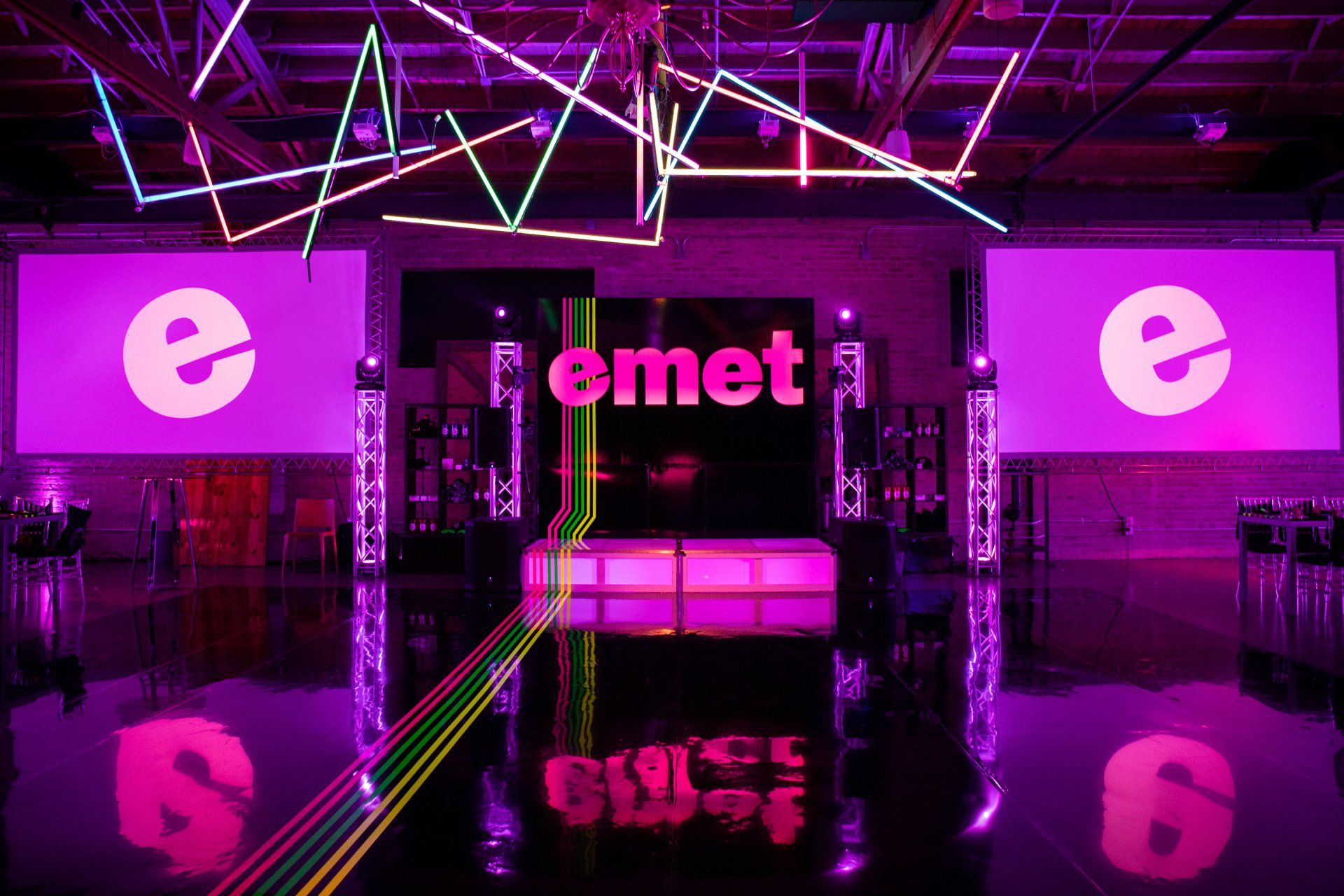 The word comet is on the stage in a large room