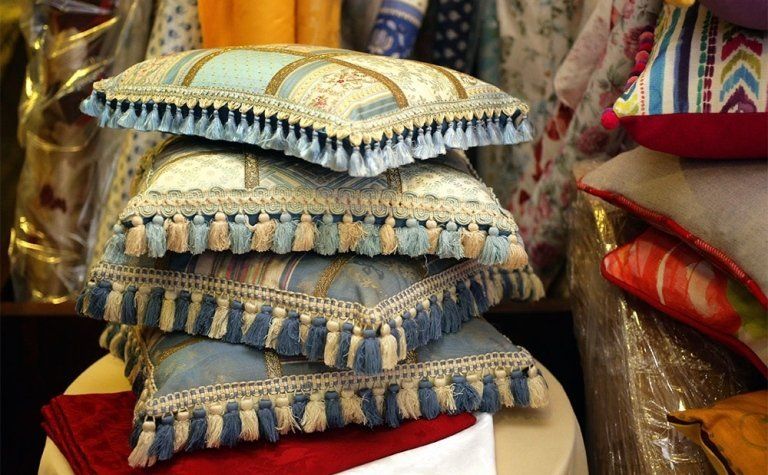 Cuscini in damascato e passamaneria