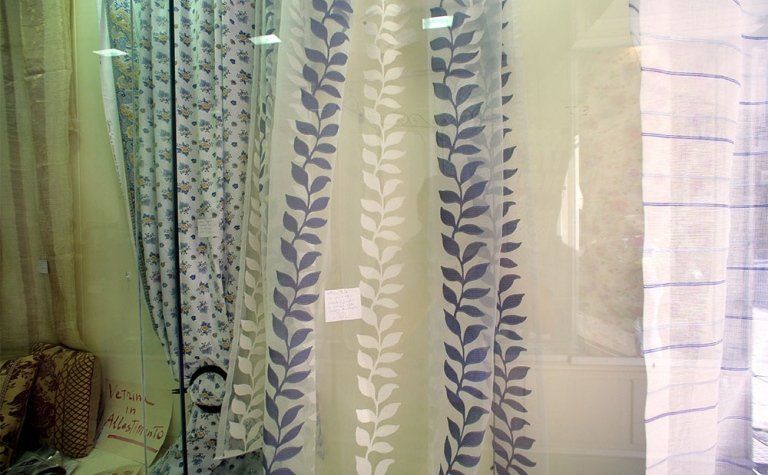 Tende per interni con decorazione a foglie