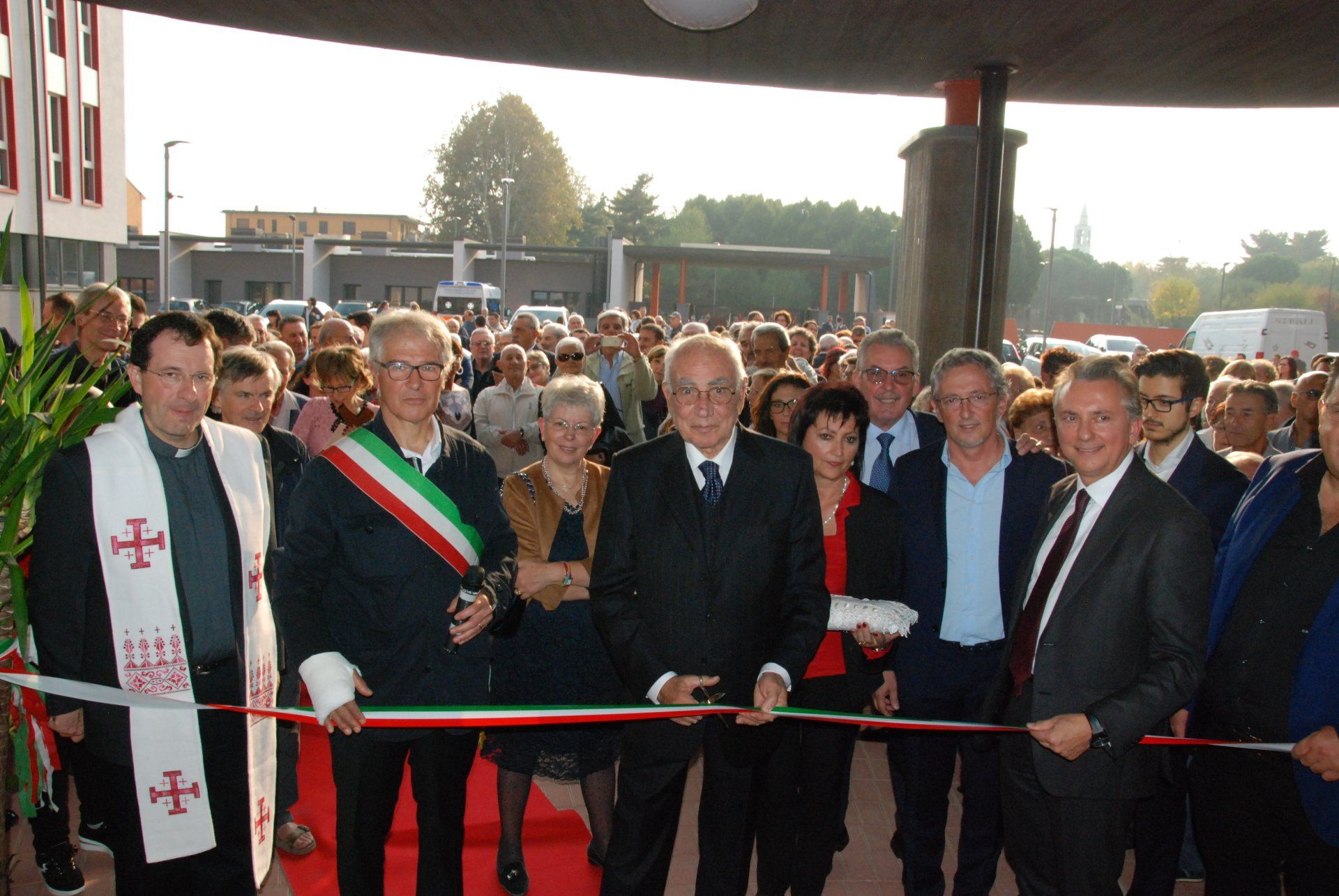 taglio del nastro della nuova struttura per anziani