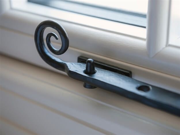 A close up of a window latch on a window.
