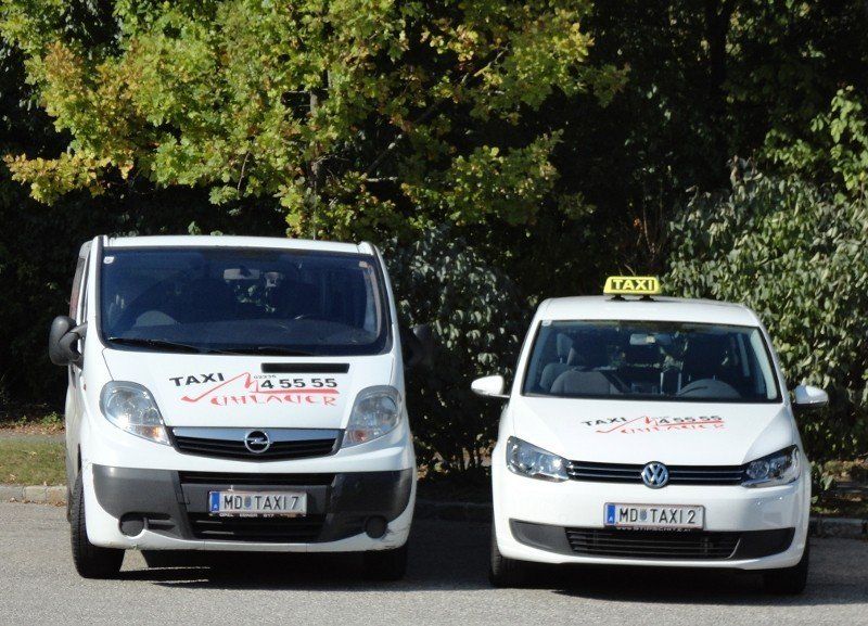 zwei Fahrzeuge von Taxi Mühlauer