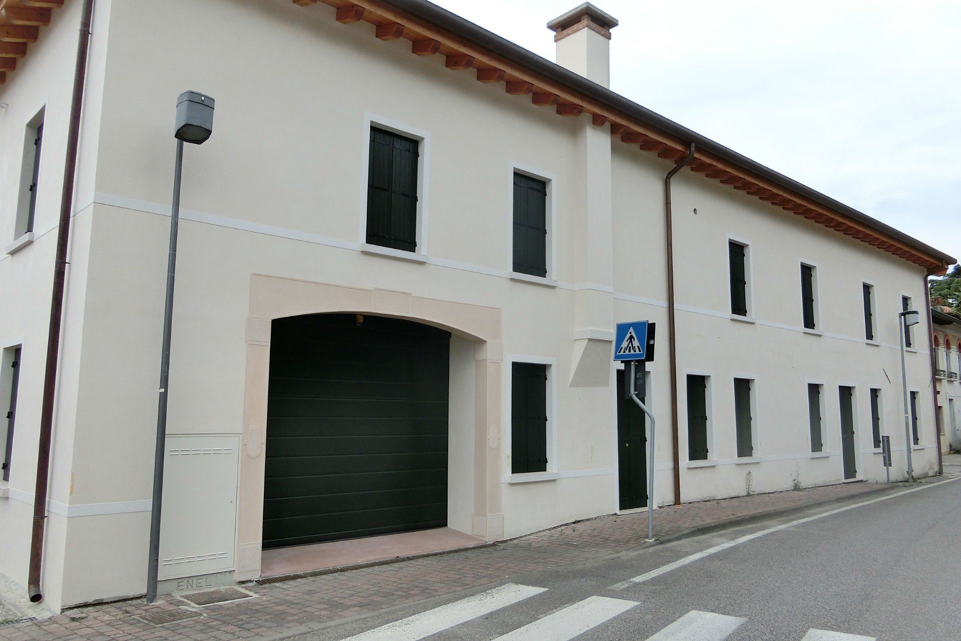 esterni di palazzina con infissi verde scuro