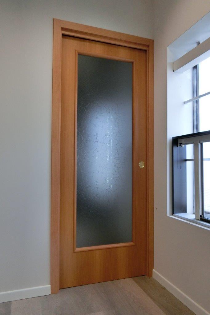 porta interna effetto legno con vetro opaco