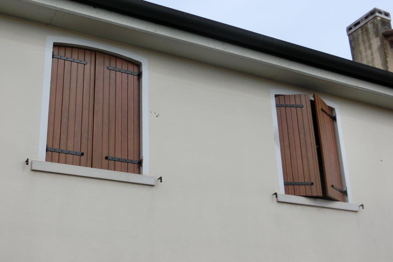 finestre di palazzina con scuri effetto legno