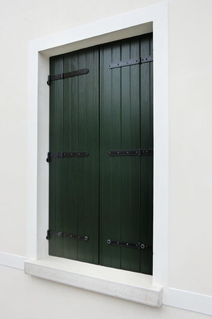 finestra con scuro verde intenso