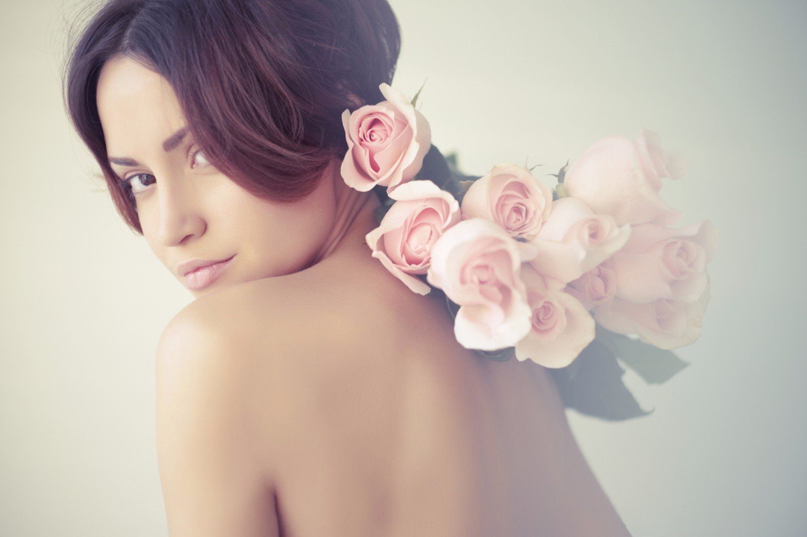 Immagine artistica di donna con rose