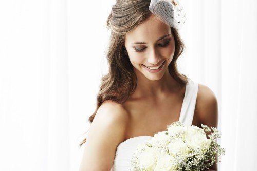 Modella con acconciatura e trucco da sposa