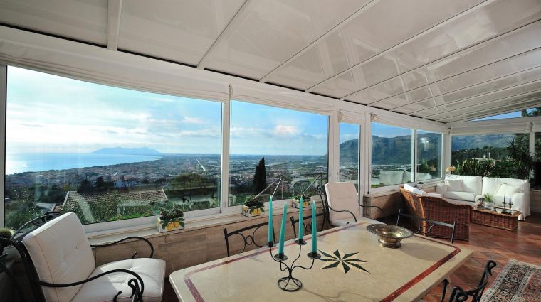 veranda elegante con ampie vetrate