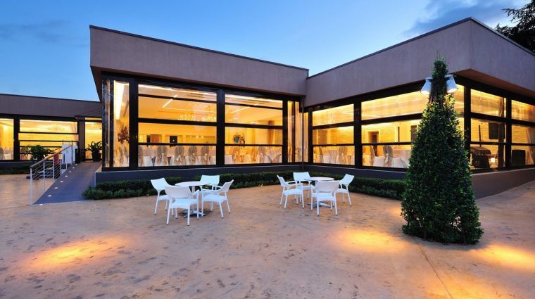 veranda con vetrate scorrevoli e ampio giardino esterno