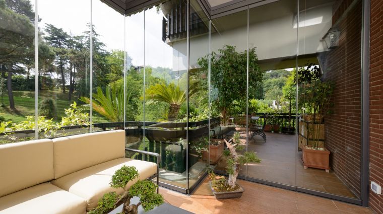 veranda con bonsai e vetrate tutto vetro