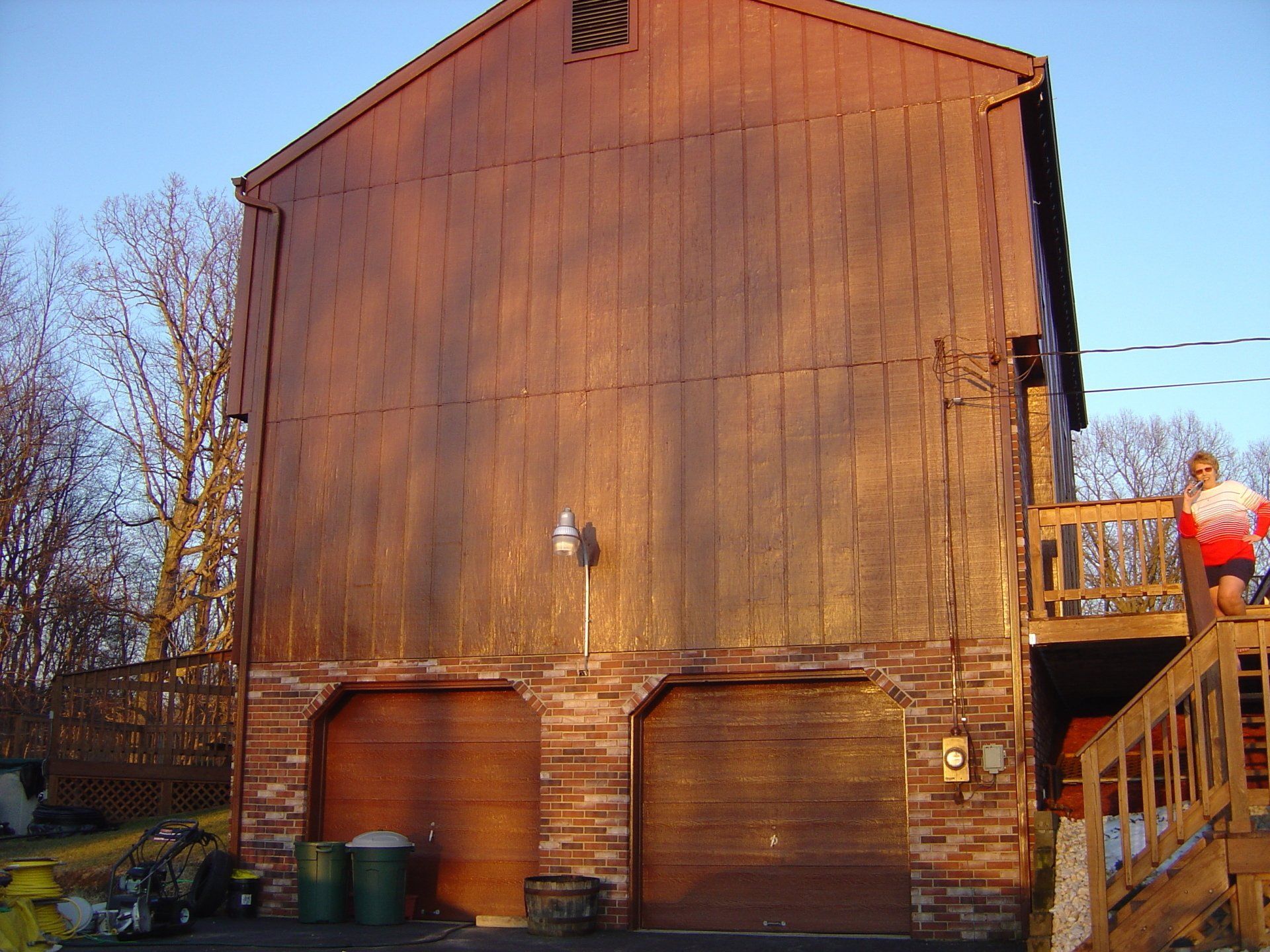 A brick building with a roof that has the letter z on it