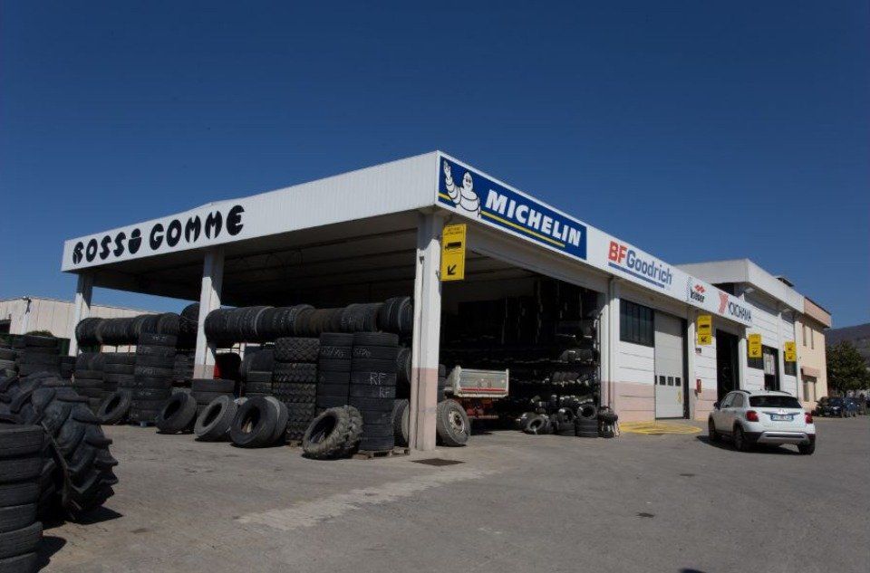 serie di pneumatici presso autofficina