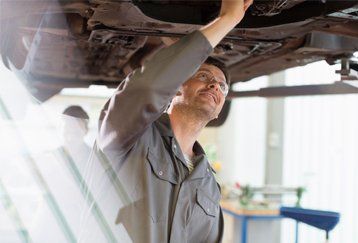 A mechanic reparing a vehicle near Narellan