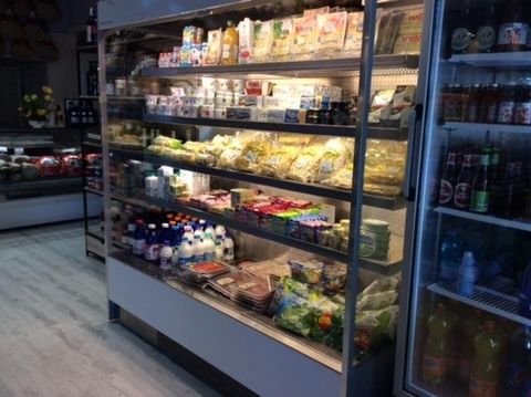 banco frigo con prodotti di un caseificio