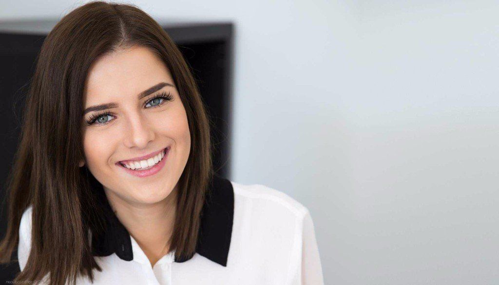 Schöne weiße Zähne mit Bleaching, Veneers und mehr