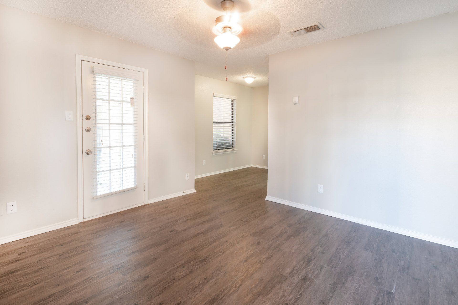Azlewood Apartments Kitchen and Living