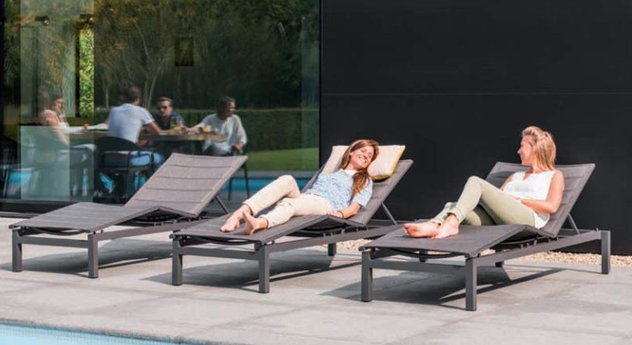gescova tremezzo sunbed in dark grey or white